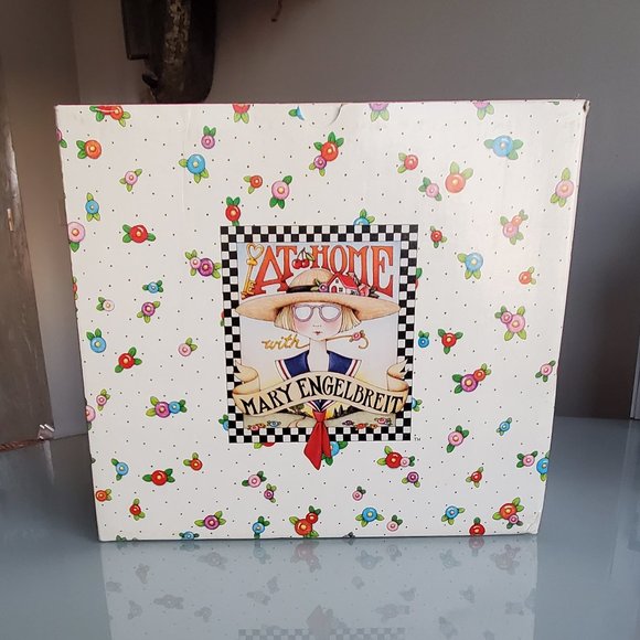 Mary Engelbreit Queen Ceramic Bookends - Cream and Tan - Picture 10 of 15